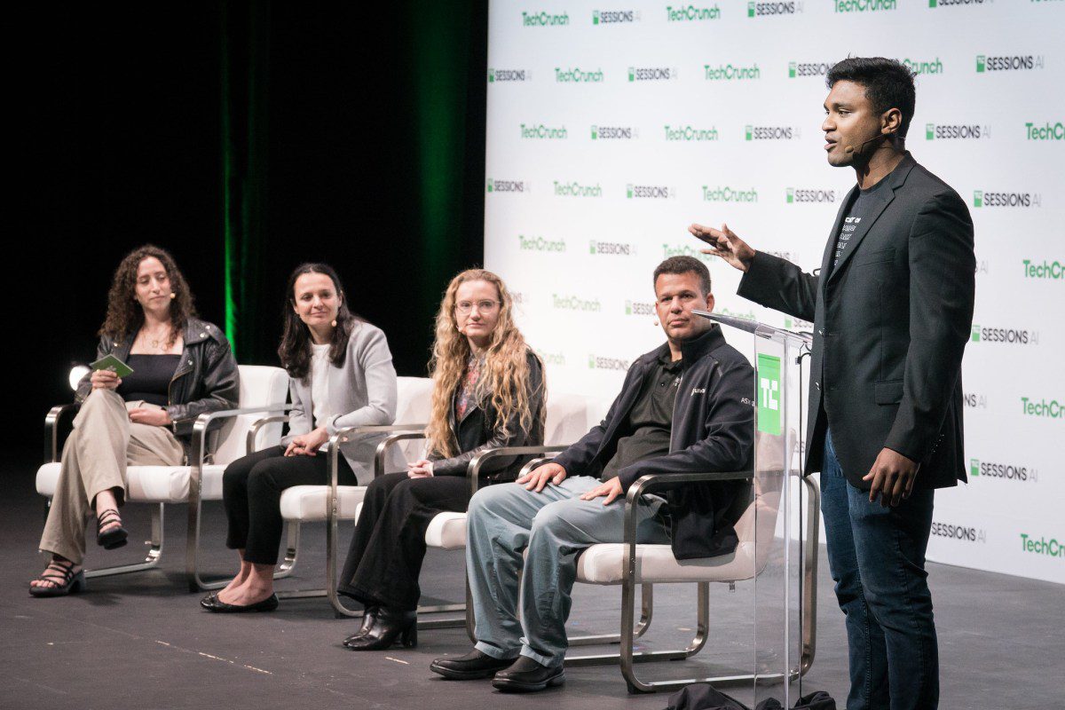 The startups to the internship to present their companies to a jury