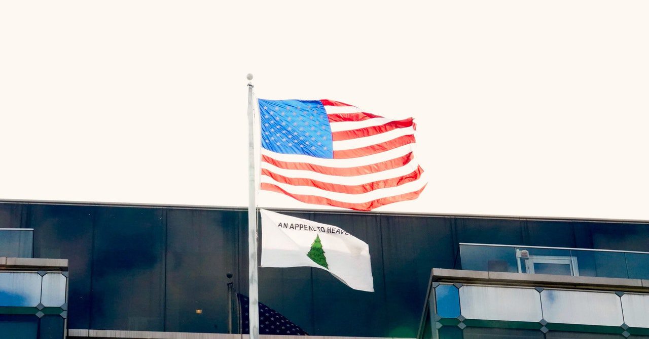 Extreme right `` call to paradise '' flag in flight above the government agency at DC
