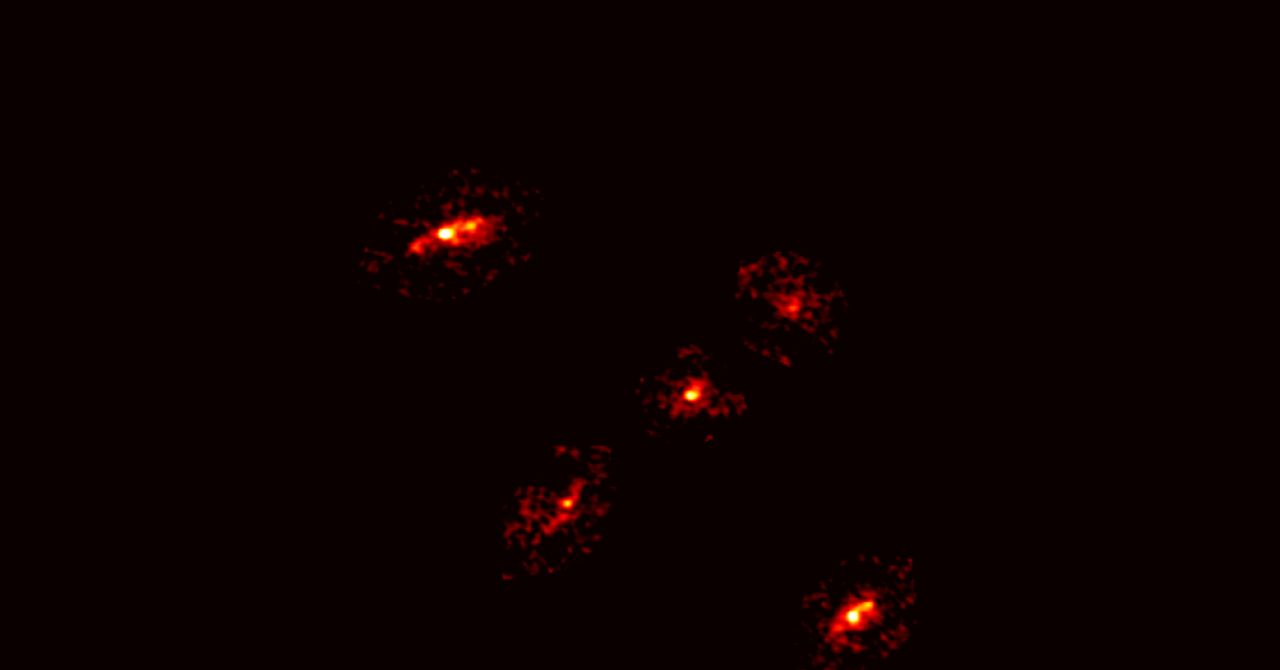 A newly discovered Einstein Cross' '' reveals the existence of a giant halo of dark matter